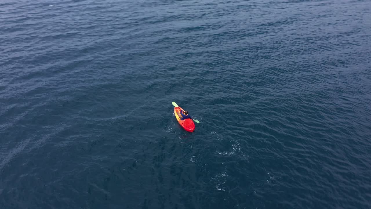 kayak turístico sobre las tranquilas olas azules de la isla de san pablo -antena