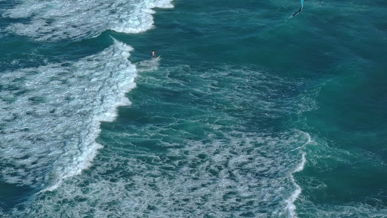 바다에서 서핑과 카이트보딩