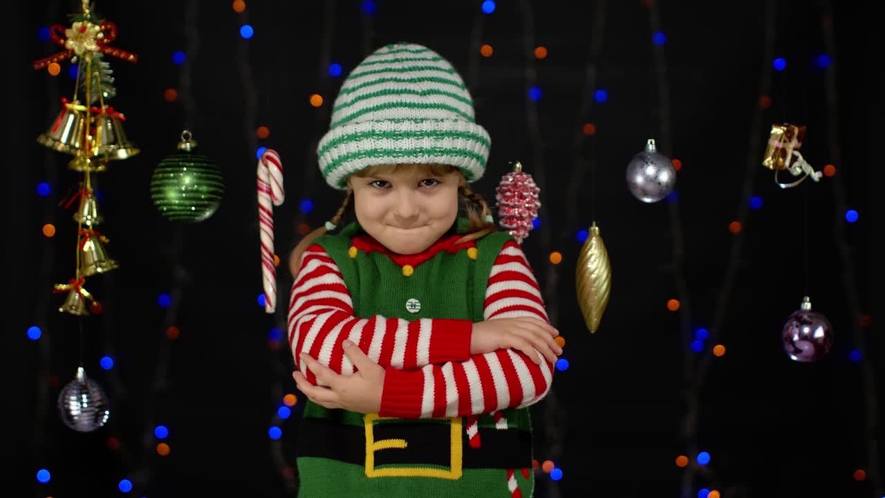 Nespokojená dospívající dívka v kostýmu vánočního skřítka, rozmrzelá na Štědrý večer