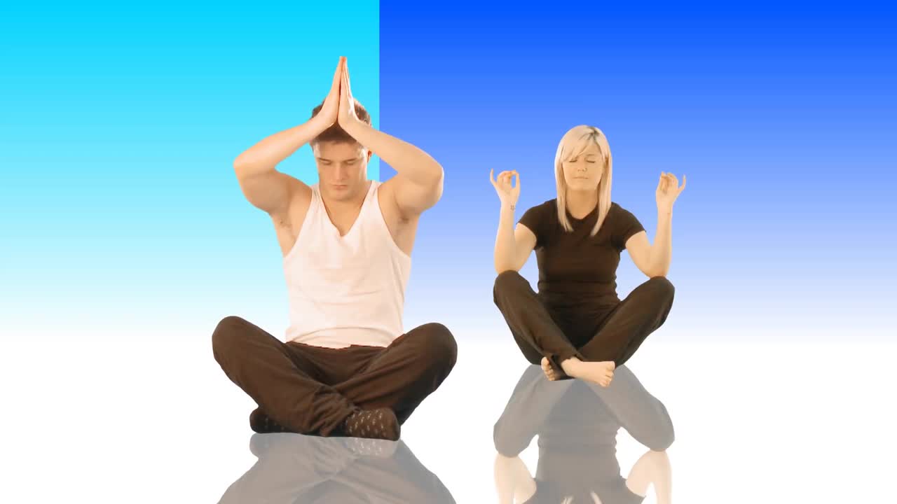 una pareja meditando.