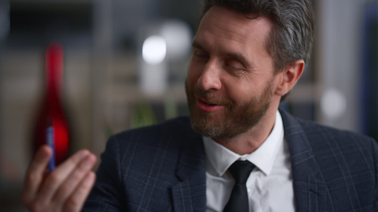 un hombre de negocios serio hablando en la oficina.