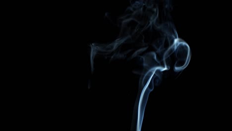 humo gris sobre un fondo negro.