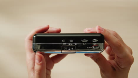 manos sosteniendo un reproductor de casetes vintage