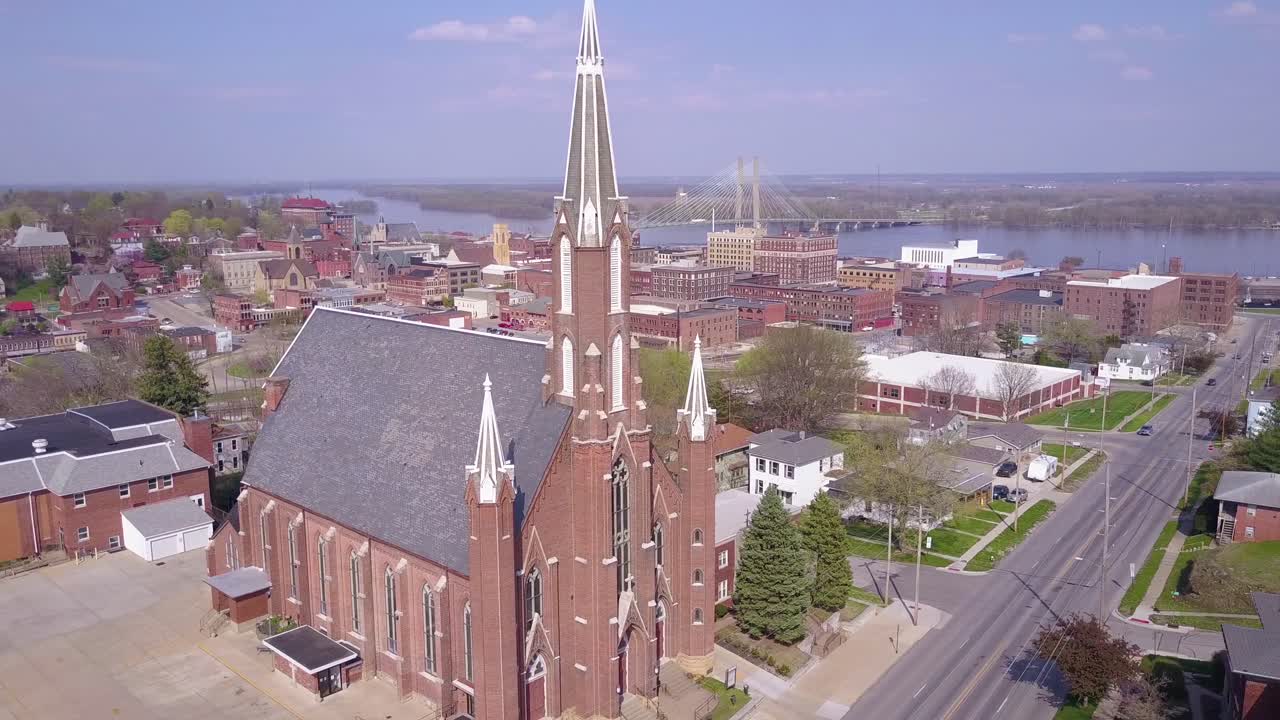 벌링턴 아이오와에있는 작은 마을 미국 교회 위로 공중 총격 상승
