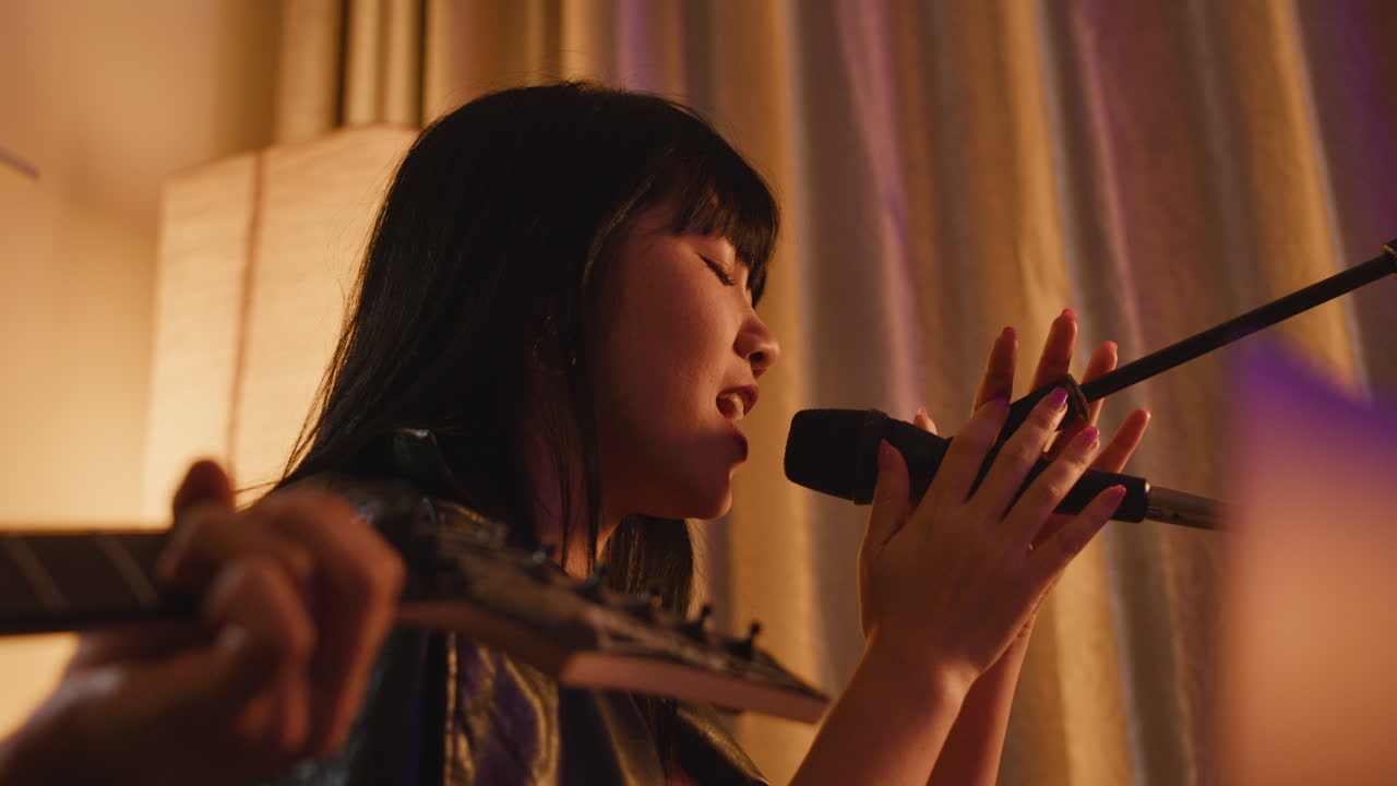 마이크에 노래 하는 여자