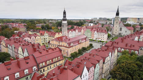 Vista-Aérea-Del-Ayuntamiento-En-La-Plaza-Del-Casco-Antiguo-De-Bolesławiec,-Baja-Silesia,-Polonia