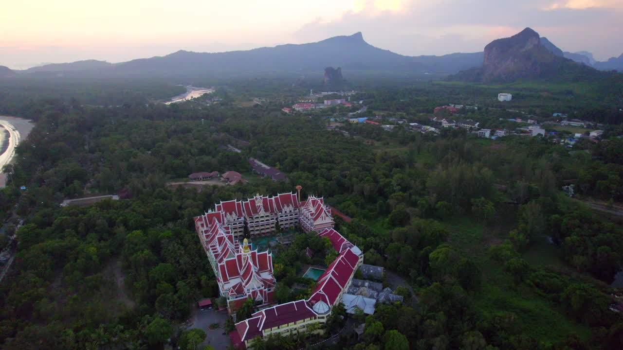 Khu nghỉ dưỡng Ayodhaya Palace Beach ở Krabi lúc hoàng hôn
