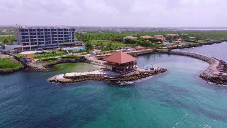 Marina-Y-Restaurante-Captain-Kidd-En-El-Hilton-Garden-Inn-La-Romana,-Aéreo