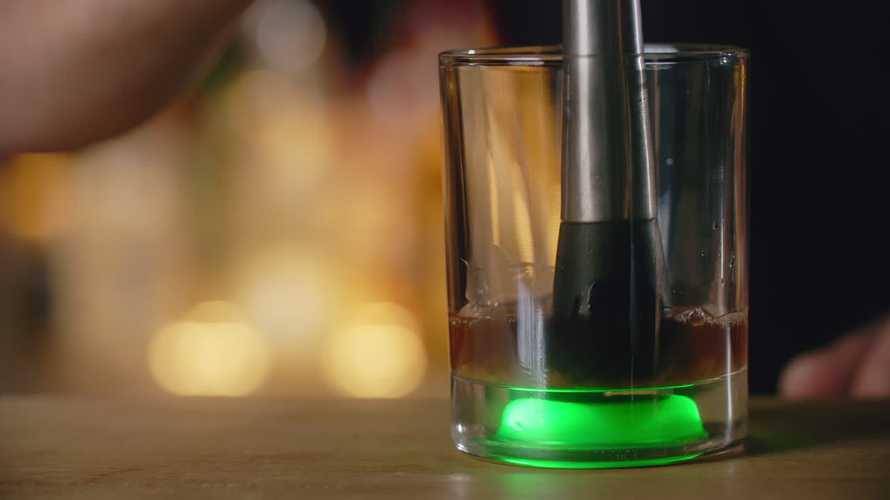 el camarero preparando un cóctel.