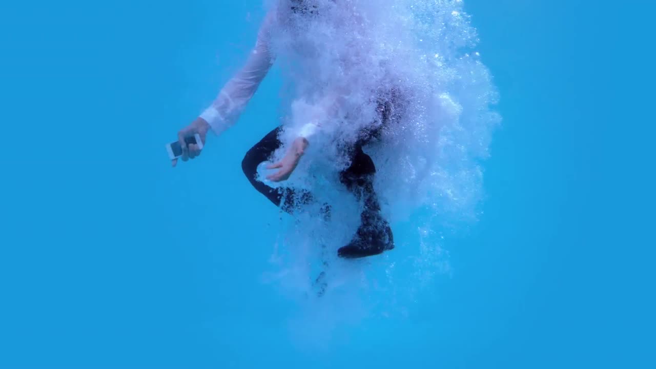 스마트 폰을 들고 수영장에 뛰어드는 사업가