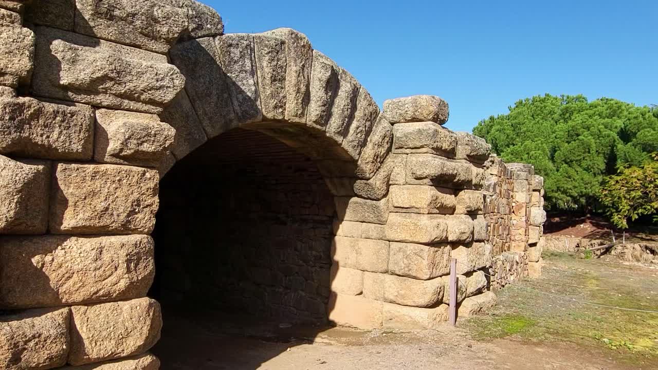 Entrada de um anfiteatro romano. Arcada de pedra que leva ao túnel de entrada da arena de gladiadores. Mérida, Espanha