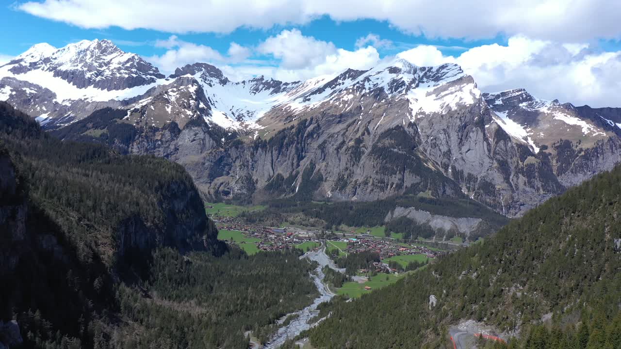 vuelo de drones sobre un hermoso valle glaciar alpino y un vasto paisaje montañoso