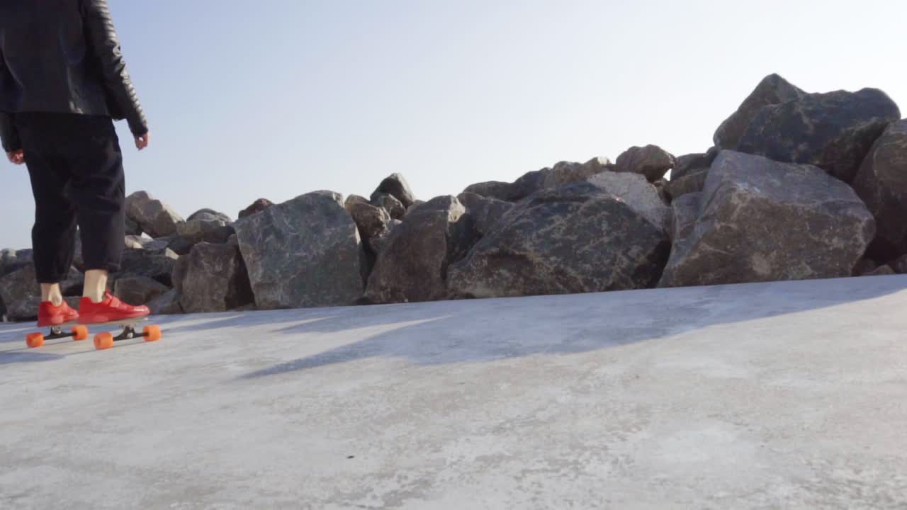 ⁇ 은 운동화 를 입은 남자 가 공원 에서 스케이트 를 타고 있다