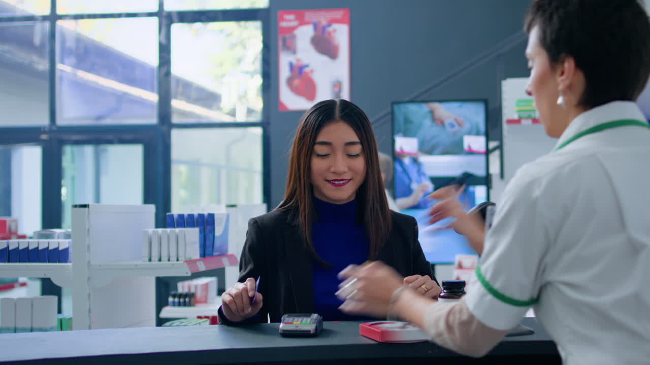 체크아웃에서 약국에서 행복한 여성