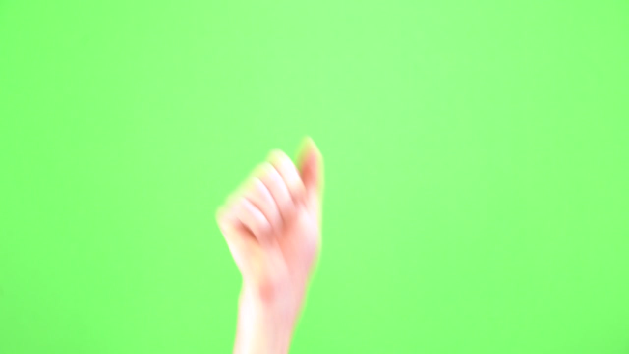 엄지손가락을 올려서 'ok, good sign chroma key' 라고 말합니다. 그린 스크린 배경에서 고립된 남자 손의 클로즈업입니다.