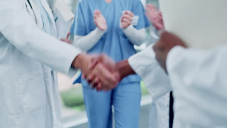 médicos, enfermeras y apretón de manos