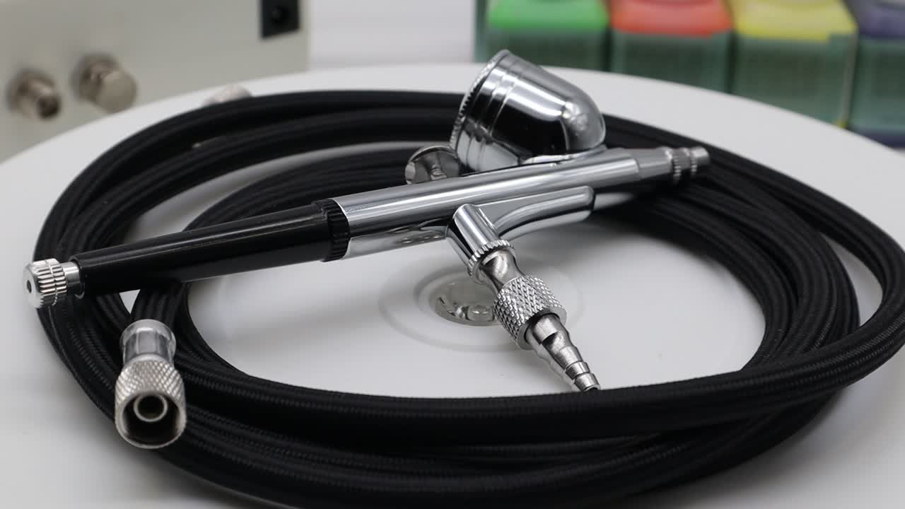 kit de aerógrafo con mini compresor y herramientas aisladas en blanco