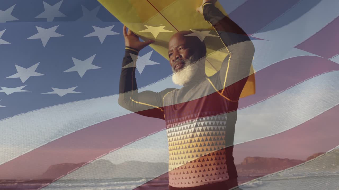 animación de la bandera de los estados unidos sobre un hombre afroamericano mayor feliz con una tabla de surf en la playa