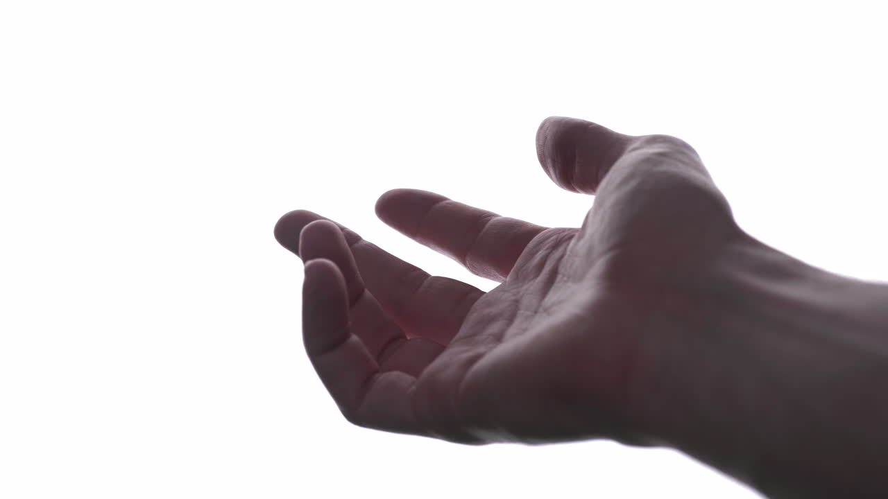 흰색 배경에서 격리된 도움을 요청하는 빈 손 - 클로즈업, 스튜디오 샷