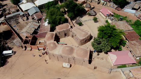 Vista-Aérea-De-Argungu,-Nigeria-Y-El-Museo-De-Adobe-Kanta-En-El-Estado-De-Kebbi