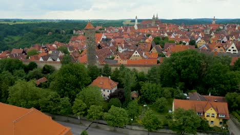 video de dron aéreo de 4k de la torre de azufre en la ciudad amurallada de rothenburg, alemania