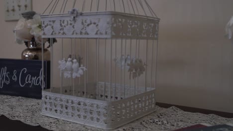 mesa de regalos del día de la boda para los novios, donde los invitados pueden dejar tarjetas y regalos para la pareja - movimiento deslizante lento de izquierda a derecha