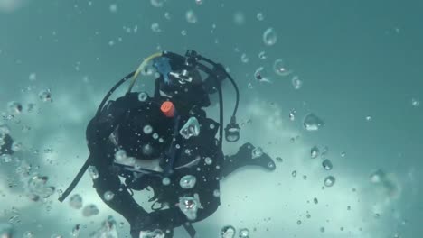vista de arriba de un hombre haciendo buceo