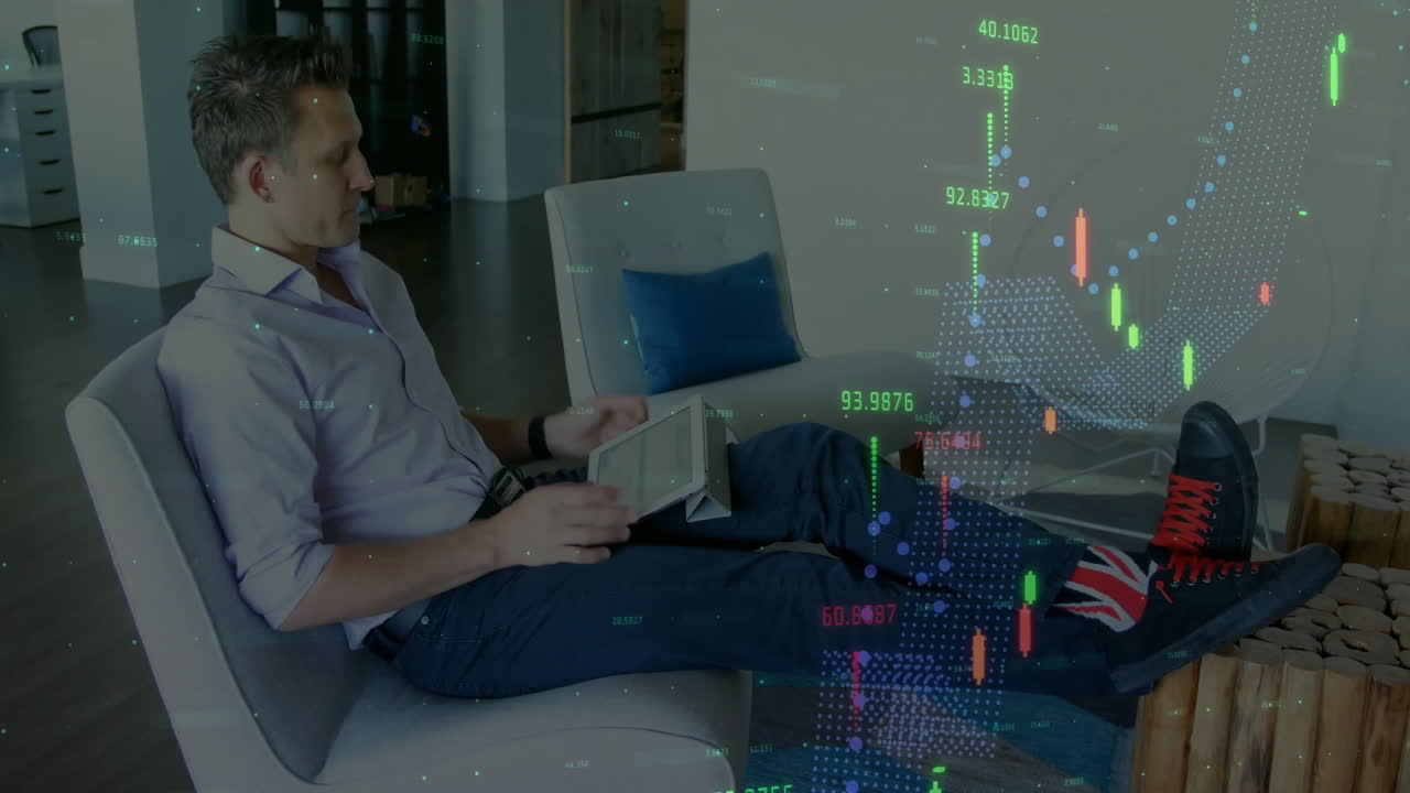 analizando la animación de datos financieros sobre el hombre sentado en el sofá con la tableta