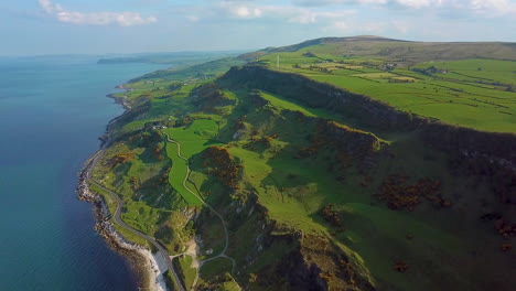 Vista-Aérea-Cinematográfica-De-La-Costa-En-Irlanda-Del-Norte