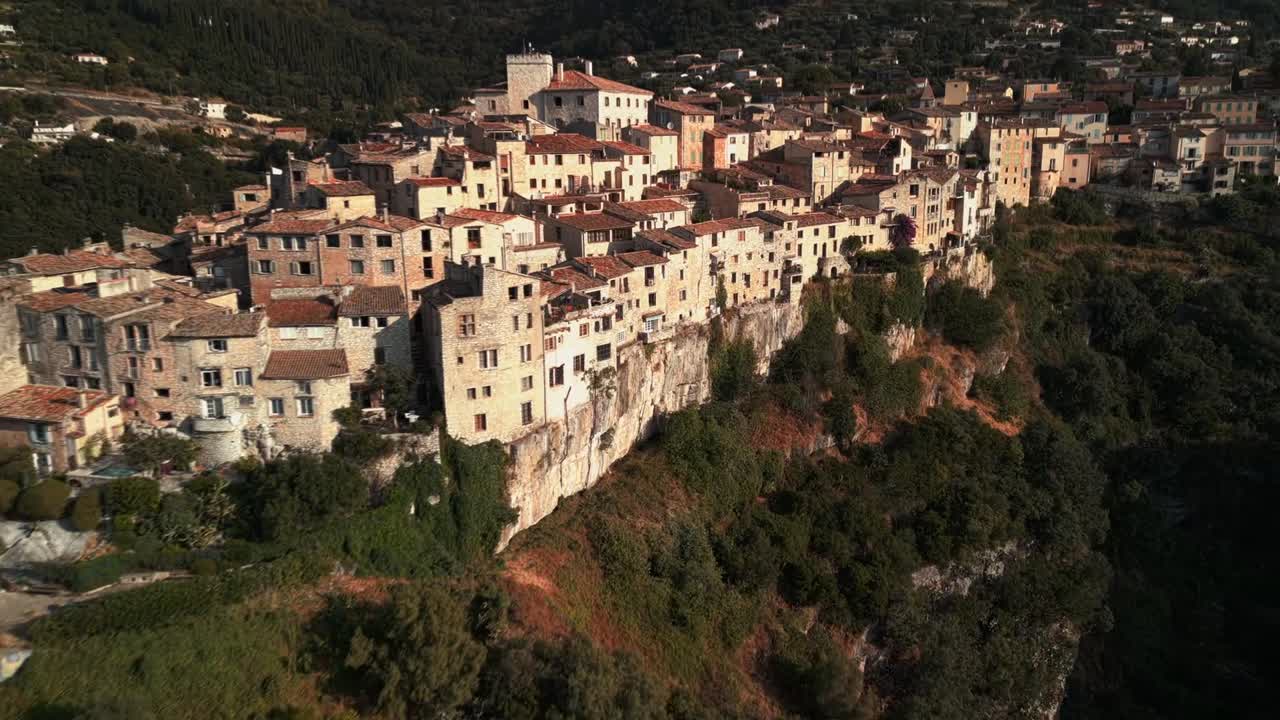 Toma aérea con dron de un pequeño pueblo de montaña a las afueras de Niza, Francia.
