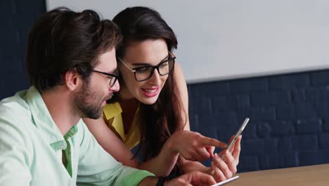 ejecutivos de negocios interactuando a través de teléfonos móviles