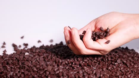 manos que interactúan con las fichas de chocolate en la superficie