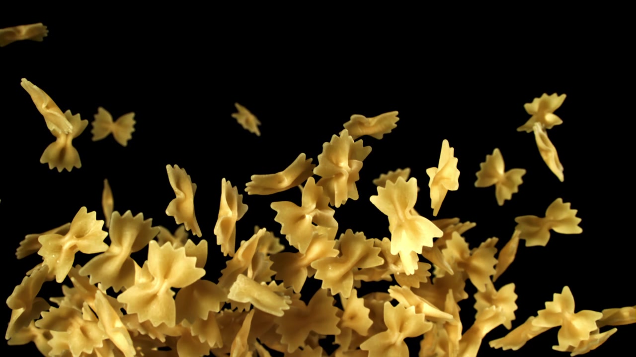 Ripresa al rallentatore di pasta farfalle secca che cade