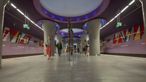 estación de metro vacía. metro de varsovia. metropolitana. metro. estación de metro "nowy świat-uniwersytet"