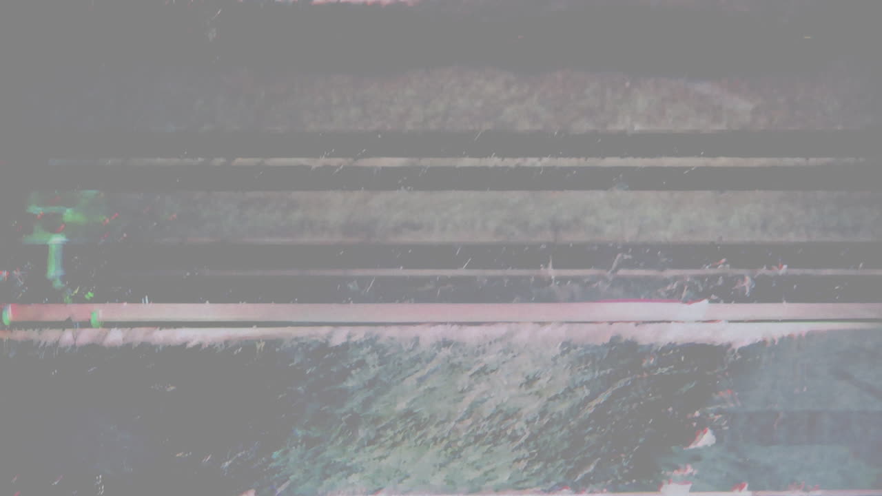 Effetto Glitch Digitale con Rumore Statico e Linee Orizzontali