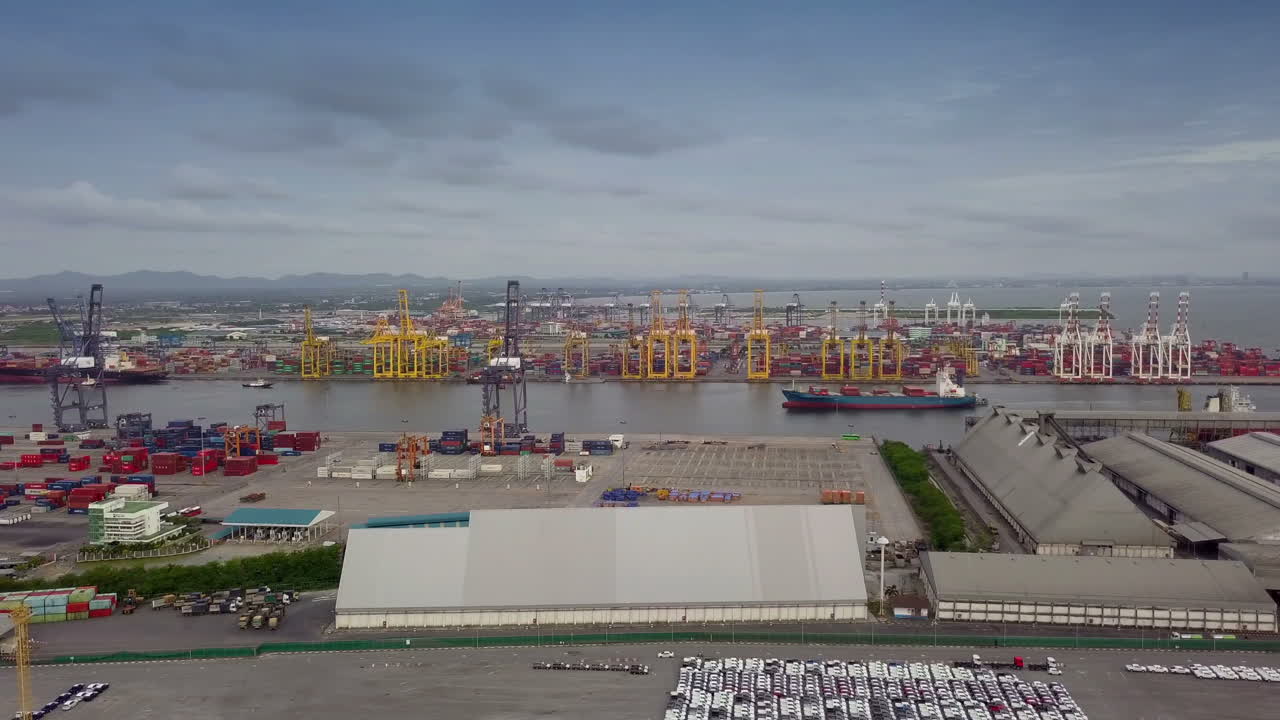 вид с воздуха на концепцию логистики коммерческих автомобилей, легковых автомобилей и пикапов, ожидающих погрузки на судно-перевозчик для перевозки грузов