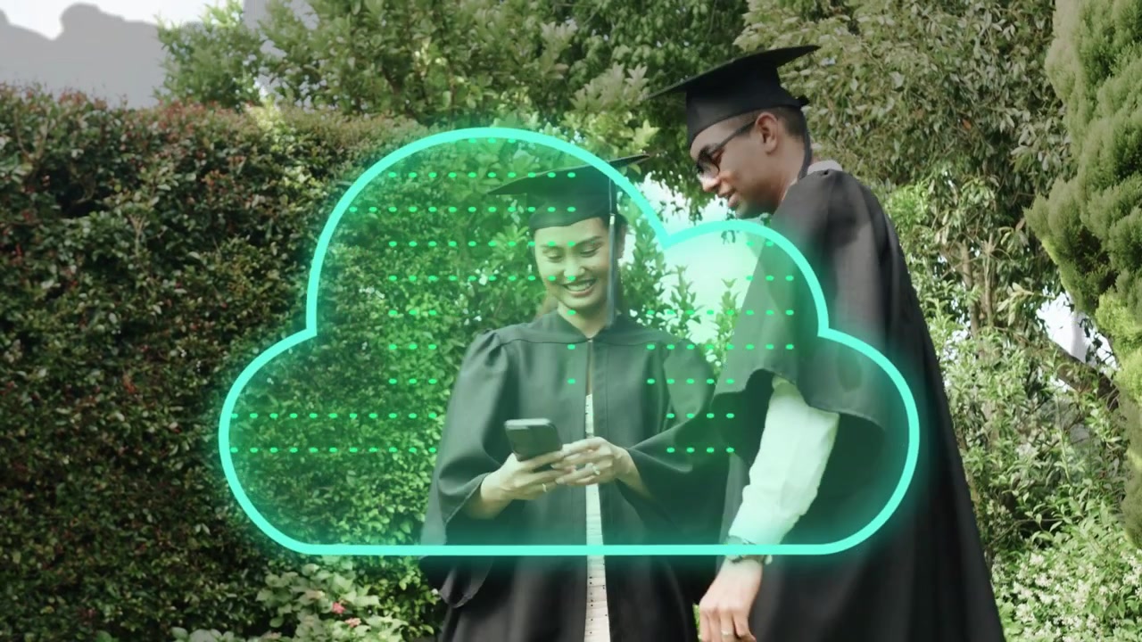Donna che tiene il telefono avviando una nuvola verde, laureati in toga che si avvicinano per un selfie di laurea in giardino.