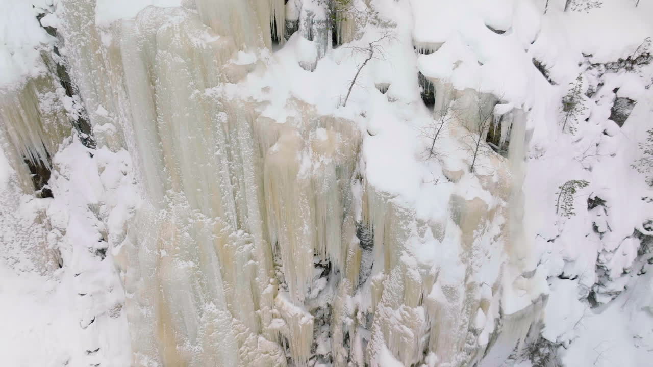 caída de hielo en el cañón de korouoma, popular para practicar senderismo y escalada en hielo en laponia, finlandia