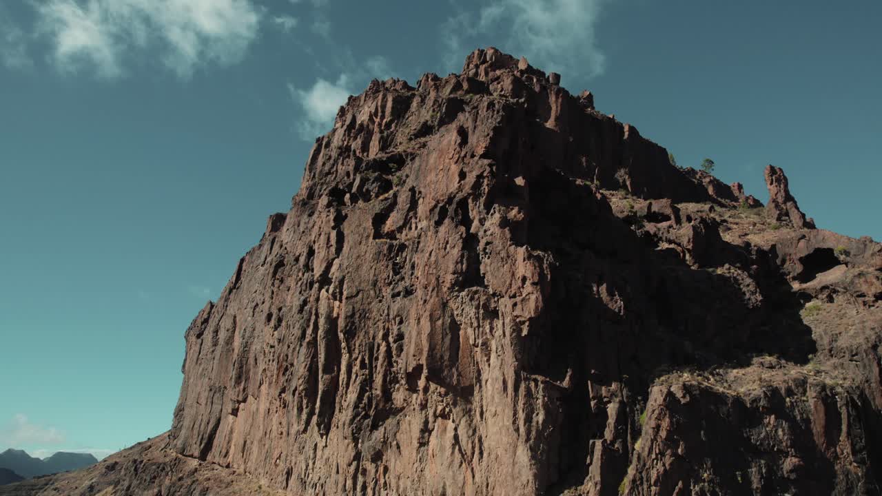 Veduta aerea di una scogliera erosa a Los Azulejos de Veneguera, Isole Canarie