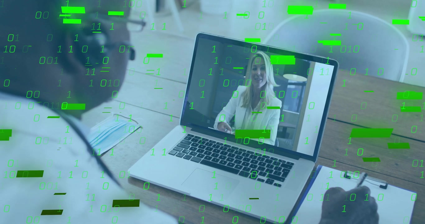 Uomo senior che avvia una chiamata e prende appunti con un collega tecnologico che parla, con un'interfaccia di codice che si intensifica.