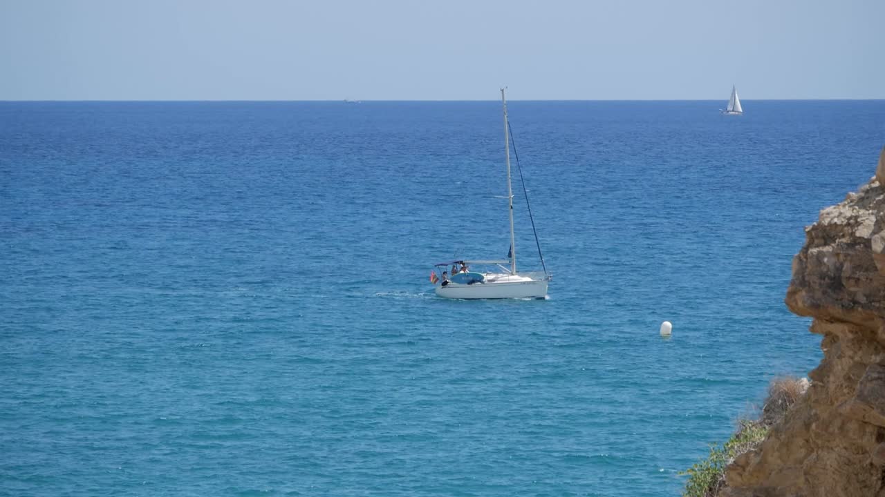 primer plano hermoso velero en aguas azules junto a la costa
