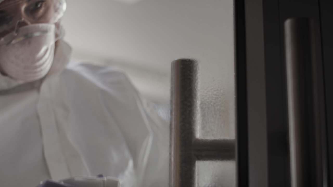 문 손잡이 소독을 보여주는  ⁇ 드헬드 비디오