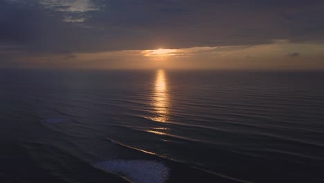 Atemberaubende-Luftaufnahme-Mitten-Im-Ozean-Mit-Wunderschönem-Himmel-Und-Sonnenfarbe,-Brasilien