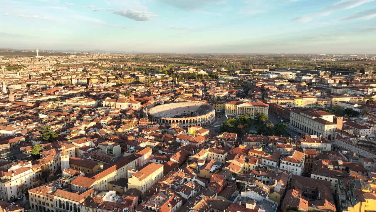vista desde abajo hacia arriba del centro de la ciudad de la arena de verona - piazza bra - no clasificada