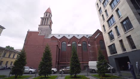 iglesia y edificio moderno en una calle de la ciudad