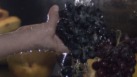 washing fresh grapes