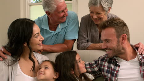 familia de varias generaciones sentadas juntos en el sofá