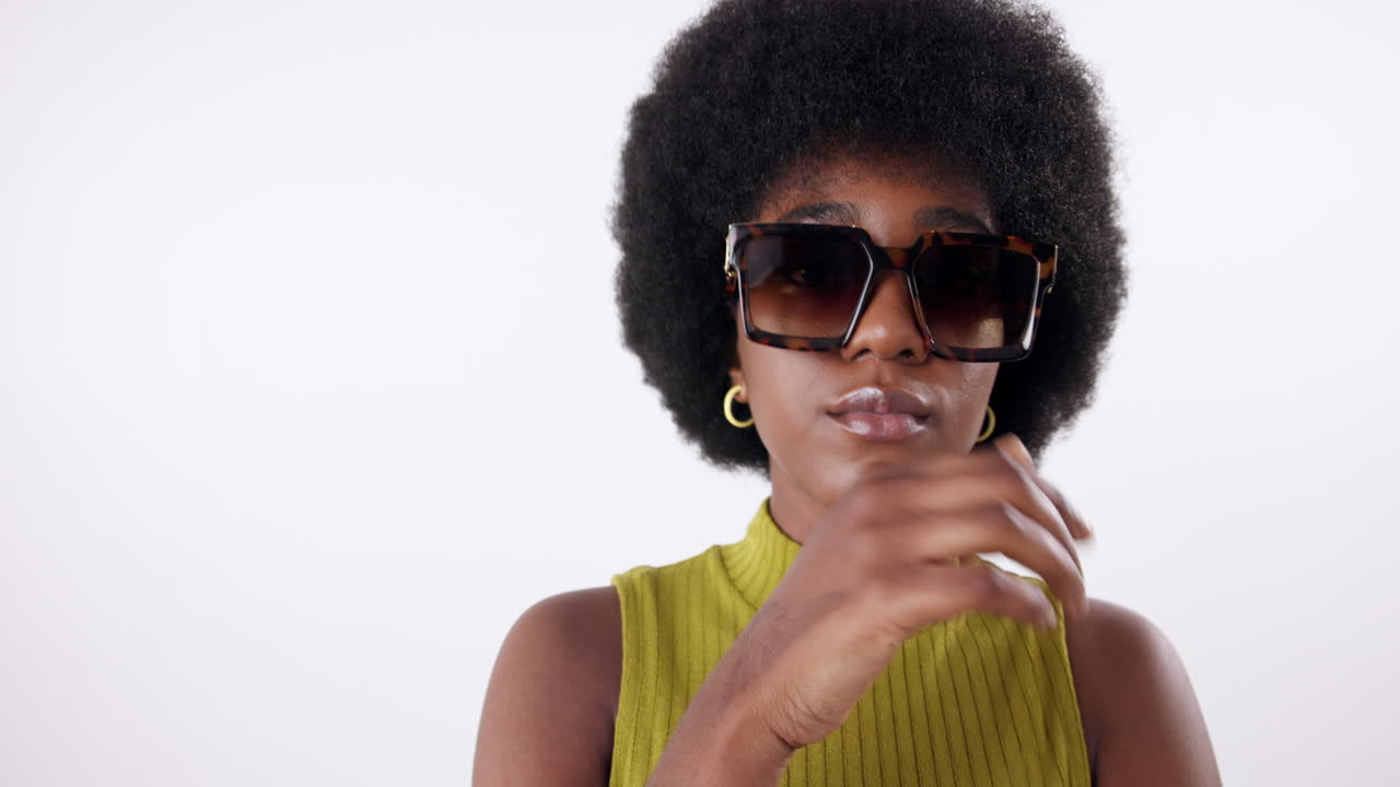 Donna elegante con acconciatura afro e occhiali da sole