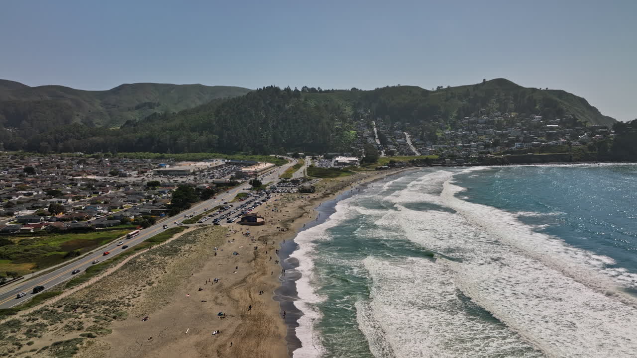 pacifica california 공중 v1 비행 긴 스트레치 초승달 모양의 linda mar state 해변 페드로 포인트를 향해 여름에 해안에 충돌하는 파도를 캡처 - mavic 3 cine으로 촬영 - 2022년 5월