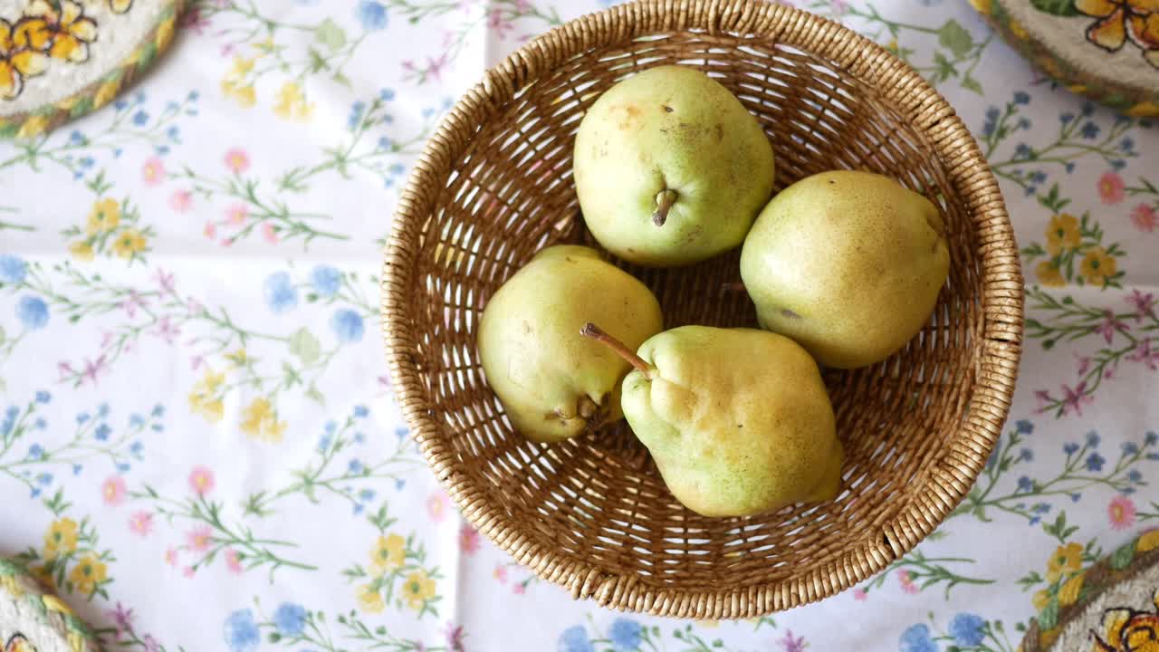 peras en una canasta